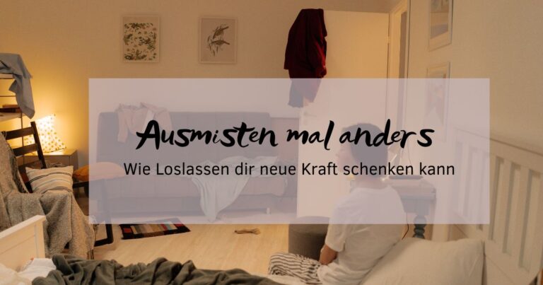 Bild eines unordentlichen Zimmers mit dem Text: Ausmisten mal anders - Wie loslassen dir neue Kraft schenken kann.