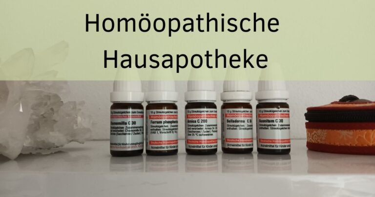 Bild von mehreren Globuliflaschen und Text: Homöopathische Hausapotheke